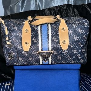 Good condition WOMENS bag scractch inside bad and little on handle